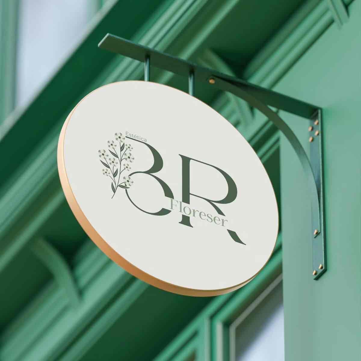 Botanica Floreser — Une enseigne et une signalétique de fleuriste intégrées à la façade.
