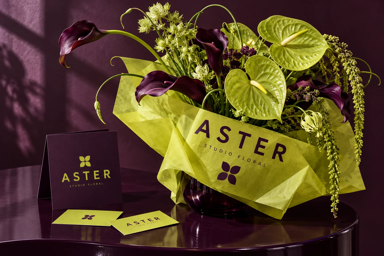Identité conceptuelle ASTER, bouquet sculptural et papeterie prune et chartreuse