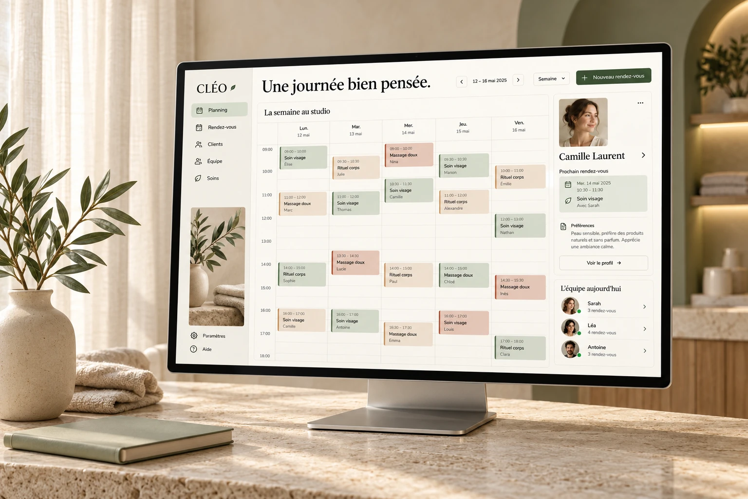 Plateforme conceptuelle CLÉO présentée sur écran, planning de studio bien-être