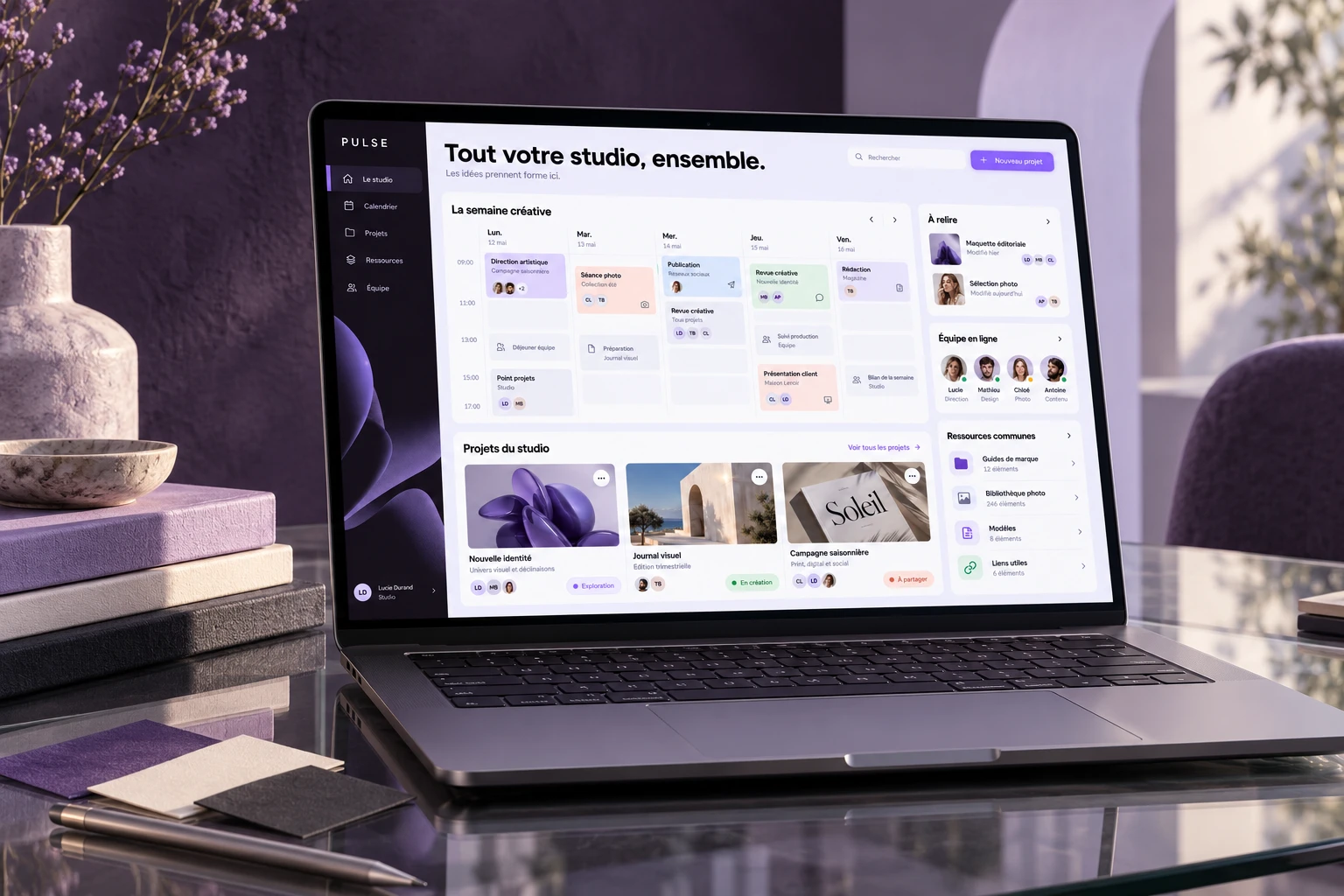 Plateforme conceptuelle PULSE sur appareil, portail de studio créatif violet et lavande