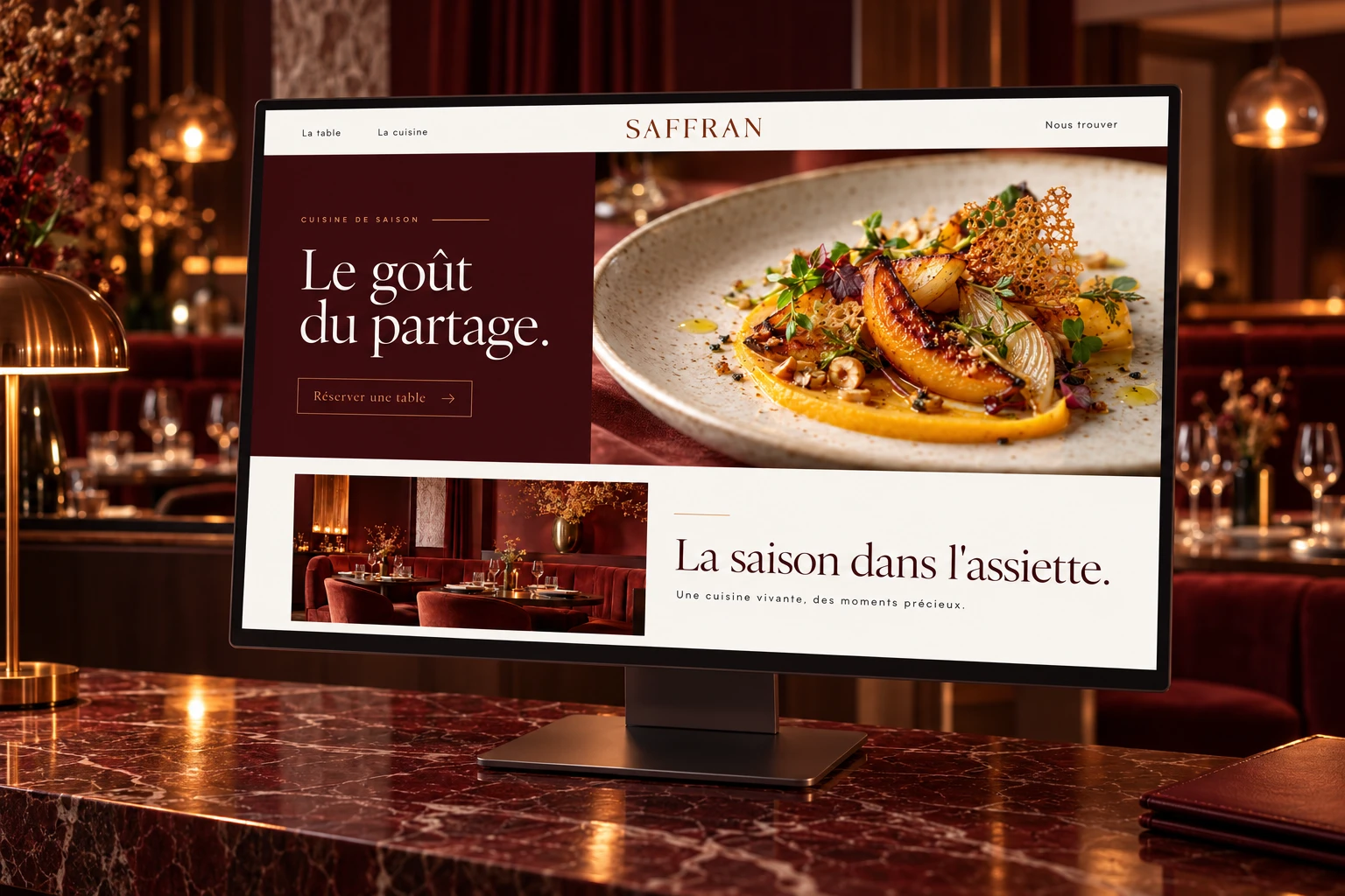 Site gastronomique conceptuel SAFFRAN sur écran, photographie culinaire et palette bordeaux